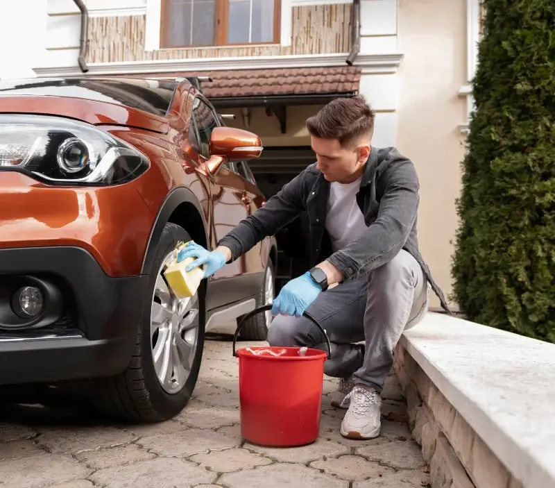 Lavage auto à domicile Saint-Jean-la-Bussière : professionnel intervenant sur un véhicule